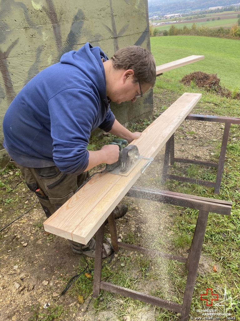 Tobias schneidet das Holz für die Sitzbank zu