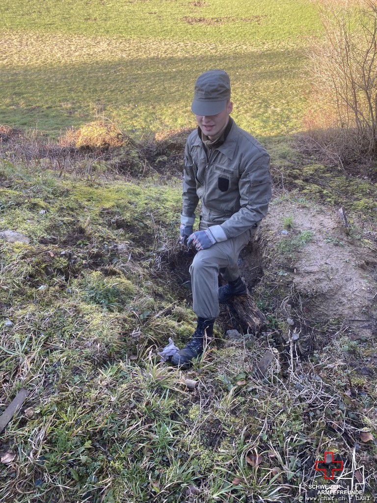 Timo entfernt die Eisen im Hang vor dem Bunker (Verletzungsgefahr)