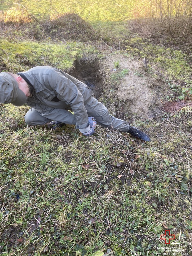 Timo entfernt die Eisen im Hang vor dem Bunker (Verletzungsgefahr)