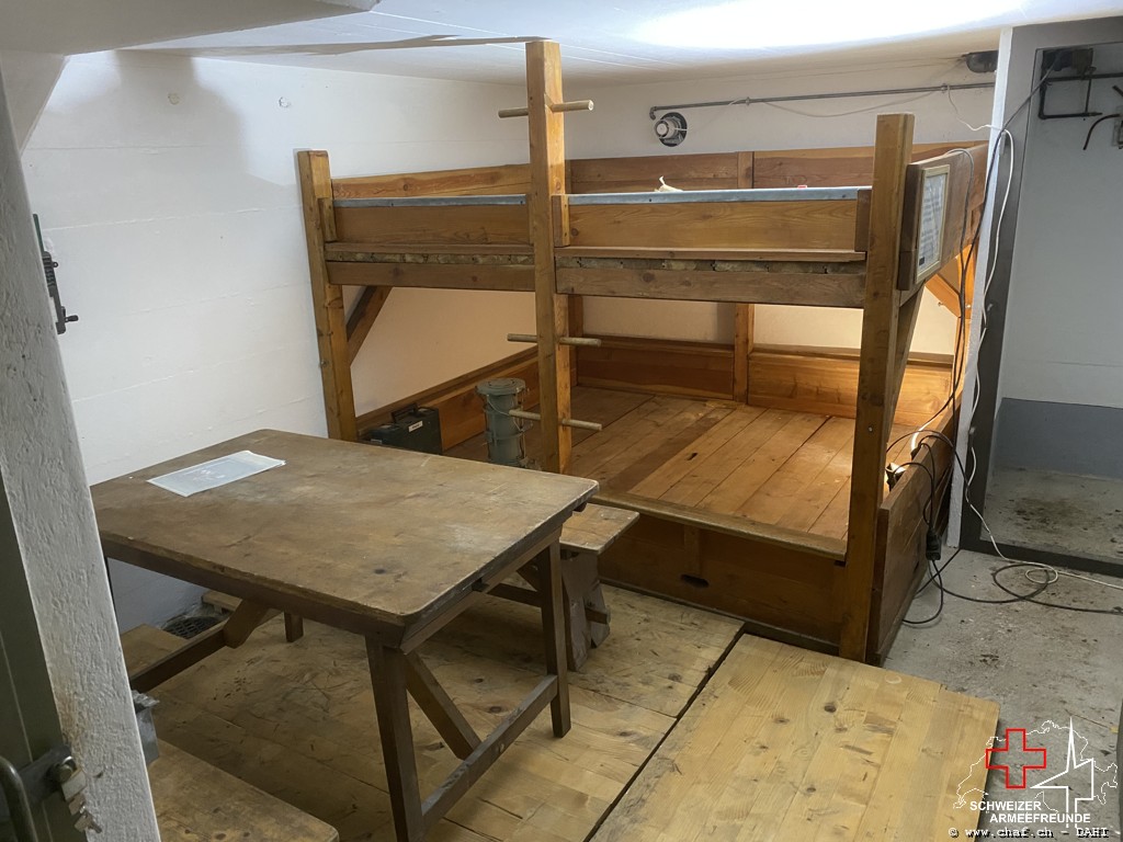 Das fertige Bett mit 6 Liegen und der neue Holzboden